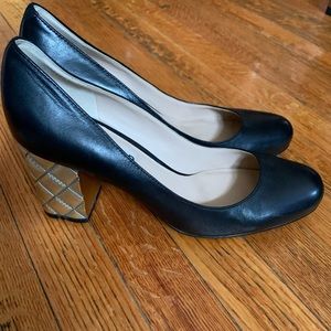 Karl Lagerfeld Scarlet Caviar Black and Gold Quilted Print Block Heel Pumps 7.5